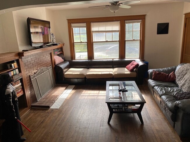 Building Photo - Beautiful 5 Bedroom/2.5 Bathroom Home in Popular Field Club Area