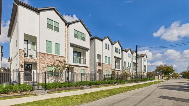 Building Photo - 137 Eastwood St