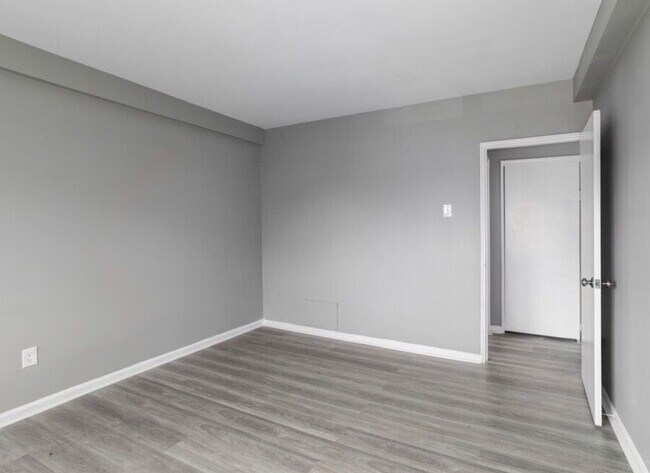 865 Lower Ferry Rd