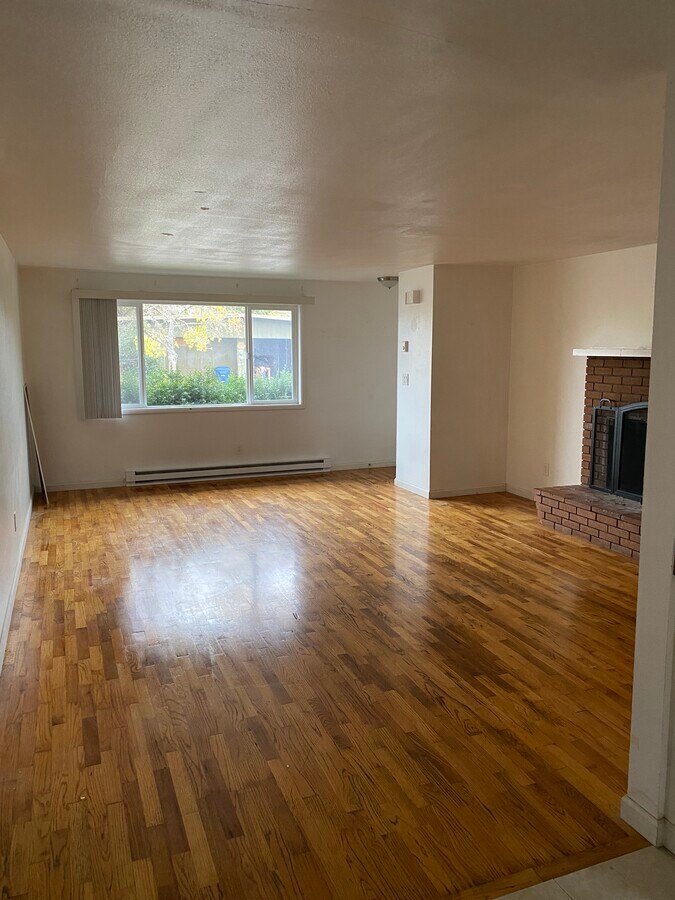 1390 W 17th Ave Townhome For Rent in Eugene, OR