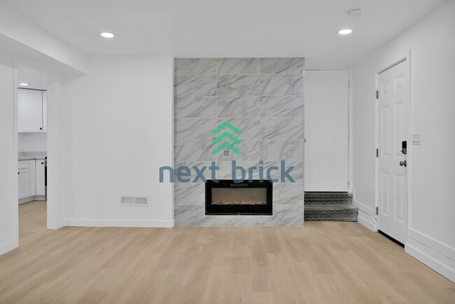 Photo - Charming 2-Bed Gem with Spacious 1500 sq ft Layout in Seattle's Vibrant Neighborhood!