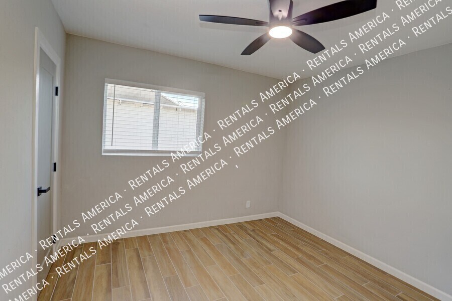 Photo - 4733 E 18th St