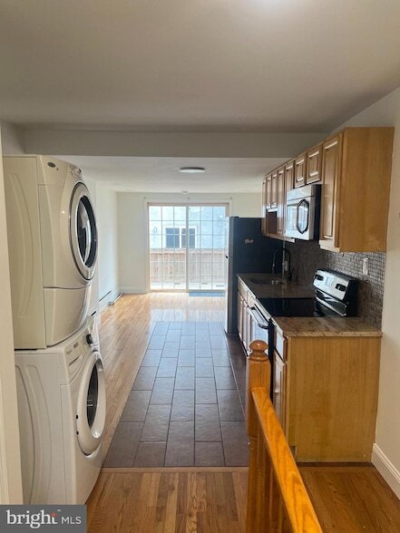 Photo - 2052 Tasker St