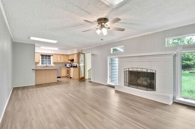 212 Pinewood Dr