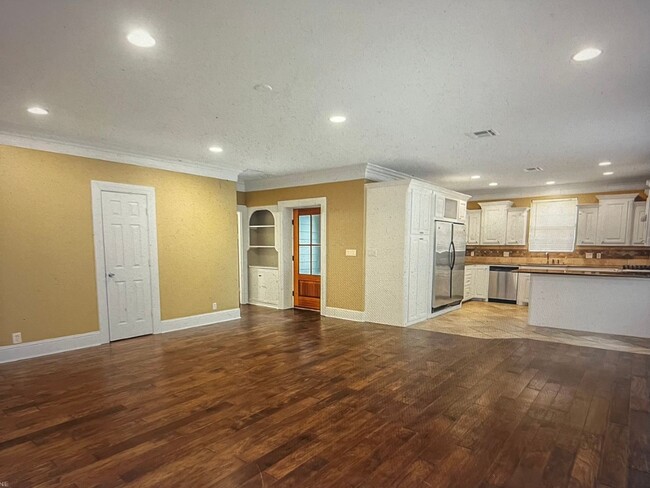 461 Slattery Blvd