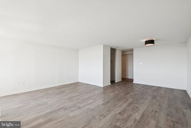 Building Photo - 604 S Washington Square Unit 1505 Rental