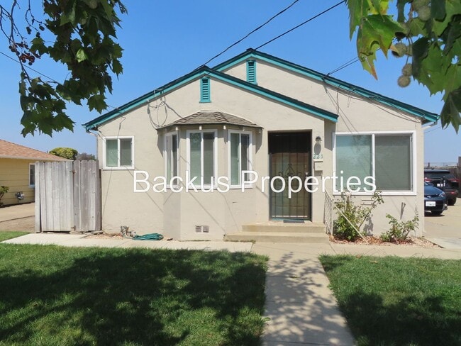 Building Photo - Wonderful duplex unit in North Salinas Rental