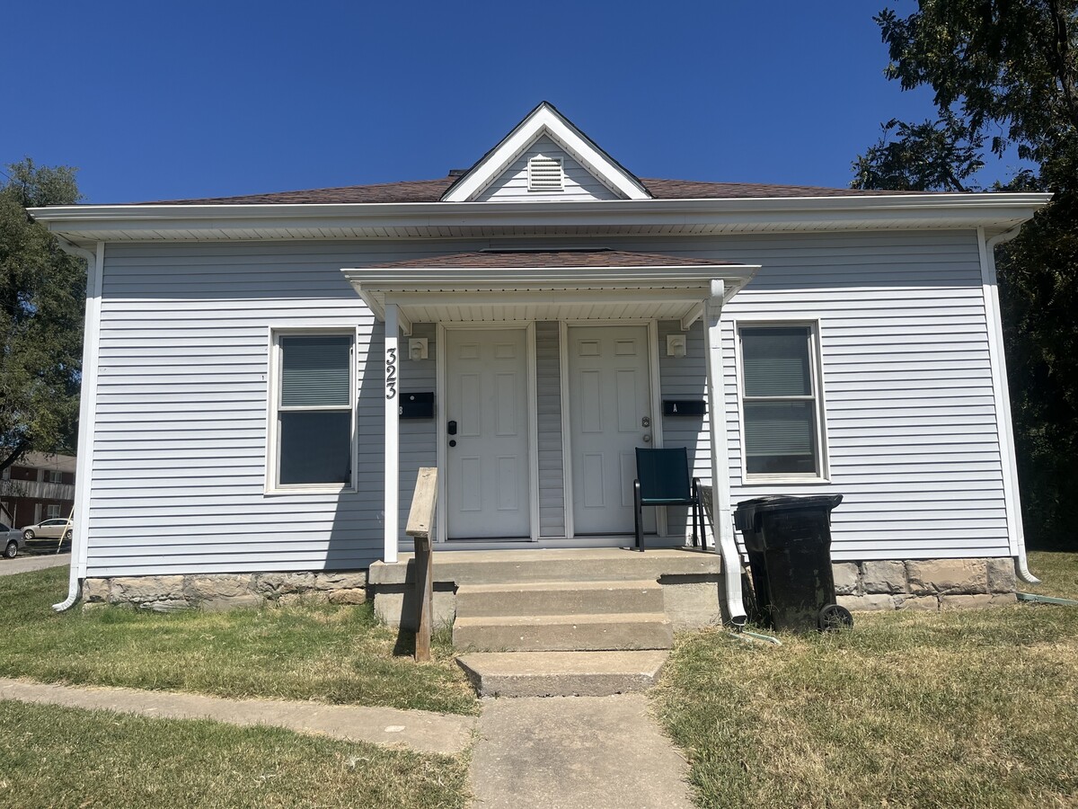 Photo - 323 W King St