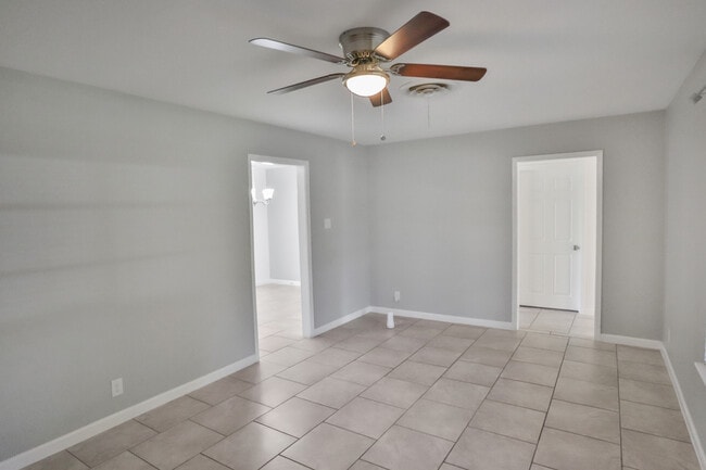 Photo - 309 E Wright Blvd