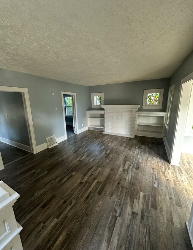 Photo - 4 Bed / 1 Bath Updated Floors & First-Floor Bedroom!