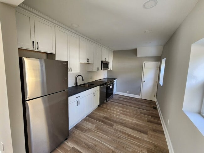 Building Photo - 5535 Ridge Ave Unit 2 Rental