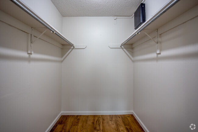 1BR, 1BA - 500SF - Closet