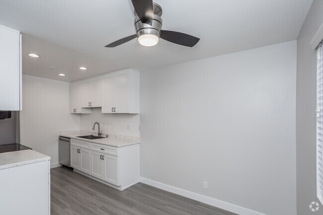 1BR, 1BA - 750 SF