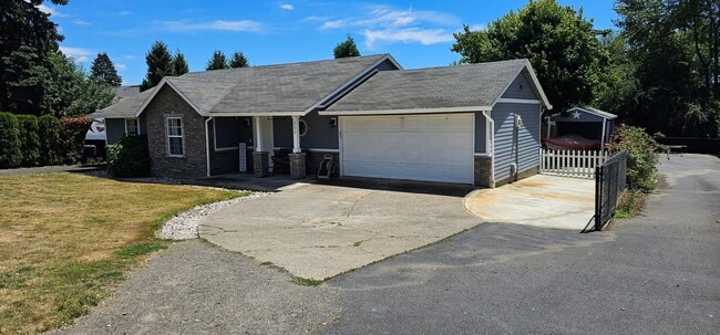 Photo - 200 W 10th St