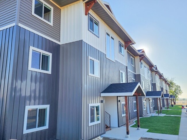 Building Photo - Pet Friendly 2 bed/ 1.5 bath Unit # 102