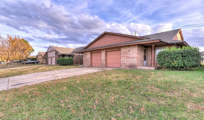 Building Photo - Charming 2-Bedroom / 2-Bathroom Home!