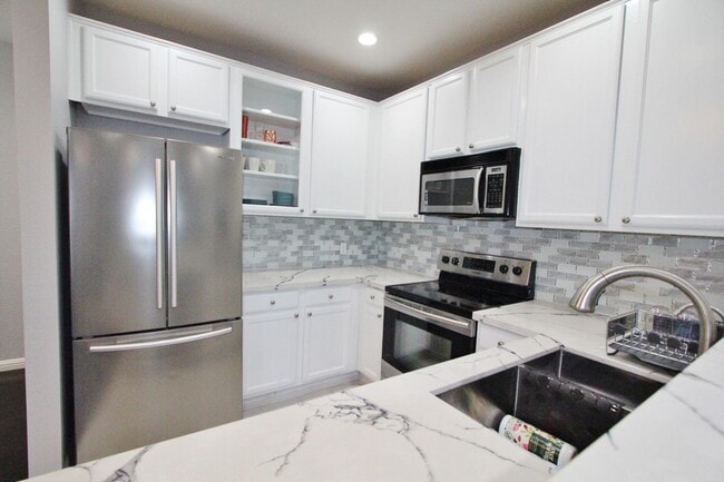 Building Photo - $2,890- GORGEOUS TWO BEDROOM CONDO IN CENTRAL FREMONT BLOCKS FROM BART