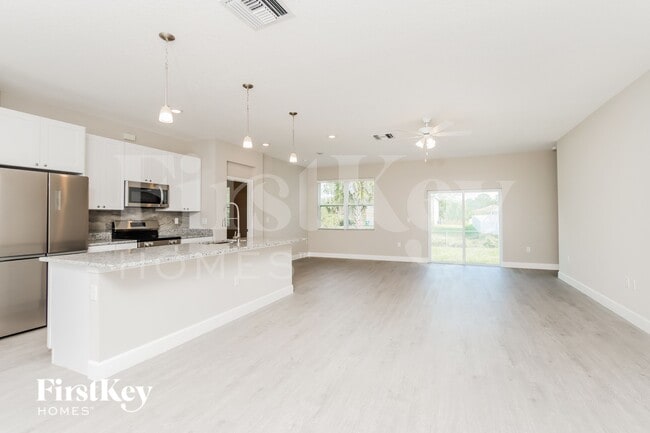 Photo - 755 Darby Ave SW