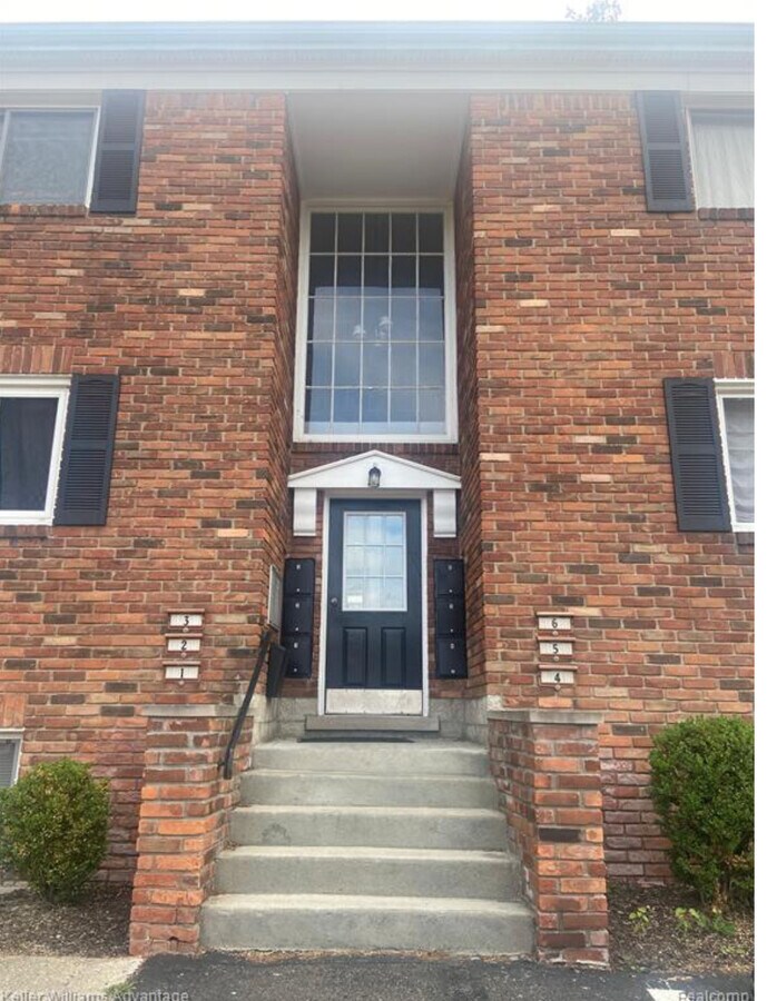 Photo - 31831 Grand River Ave Condo Unit 9