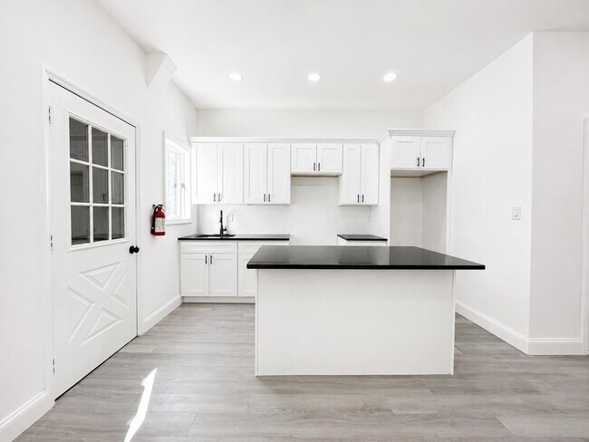 Photo - 428 56th St