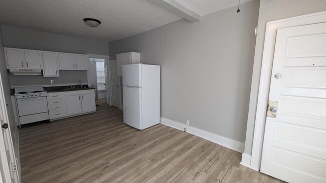 Photo - 838 E 3rd St