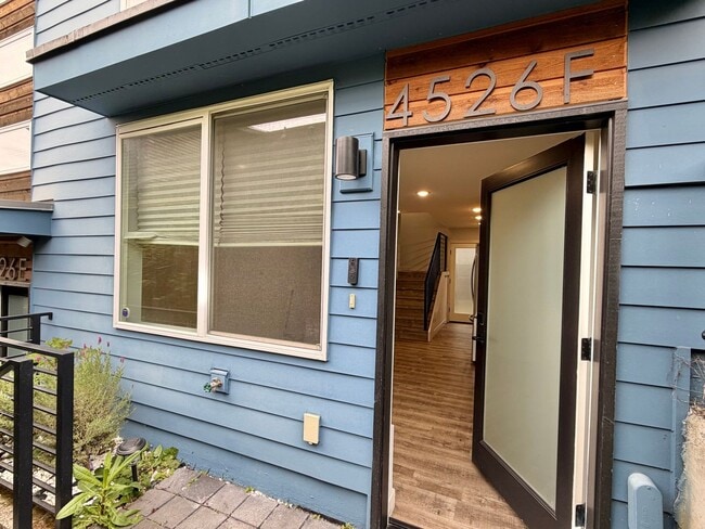 Building Photo - Upscale 3-level Modern Townhome in desired Delridge Neighborhood! Available Now!