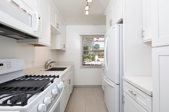 Building Photo - *OPEN HOUSE: 8/16 9-11AM* Beautiful 2 BR i... Unit 345 1/2