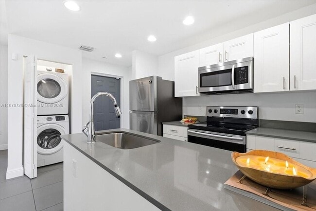 Building Photo - 541 NW 33rd St Unit 5