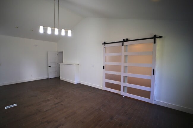 Photo - 454 Woodland Dr W