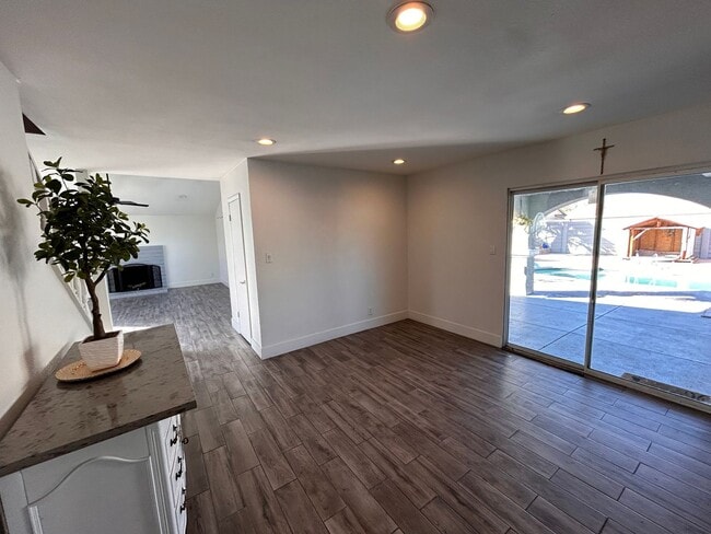 Photo - 4BD 3Bth Blend of style, comfort, and convenience.