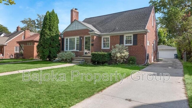 Photo - 2626 Windemere Rd