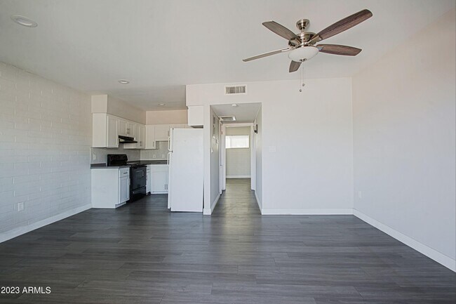 Photo - 3219 E Earll Dr Unidad 9