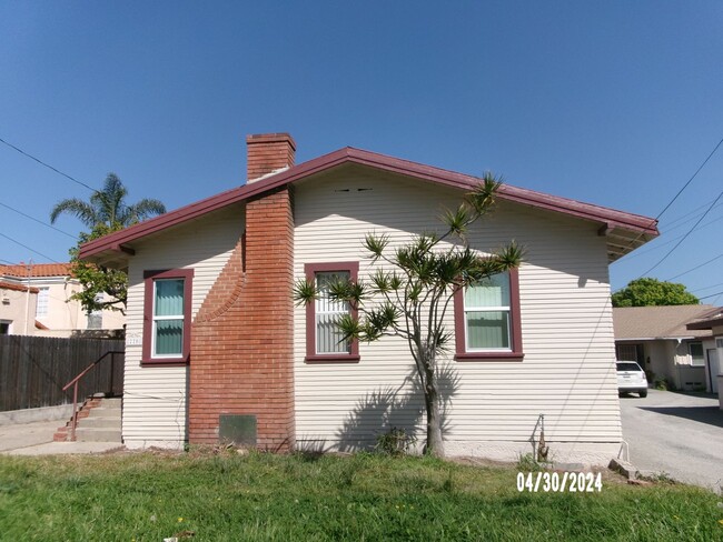 2 BEDROOM HOUSE LOCATED IN MID TOWN VENTURA - 2 BEDROOM HOUSE LOCATED IN MID TOWN VENTURA