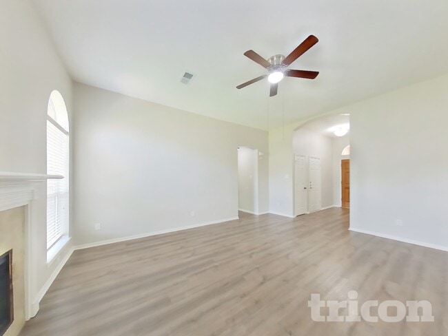 Photo - 814 Robins Way