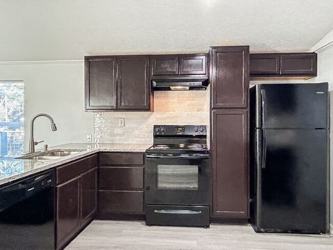 Photo - Move-In Ready Home Near Canyon Lake – Fres...
