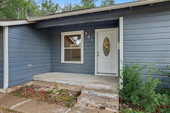Building Photo - Cute & Clean Home with Large Fenced Yard Pet Friendly!