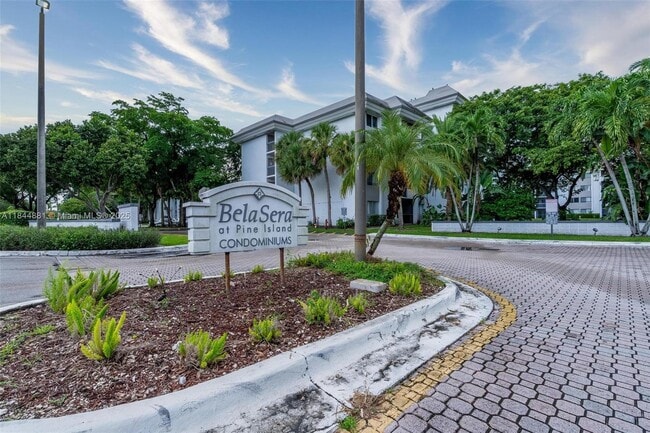 Building Photo - 711 N Pine Island Rd Unit 410 Rental