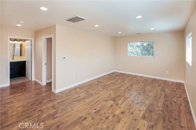 Photo - 17134 Saticoy St