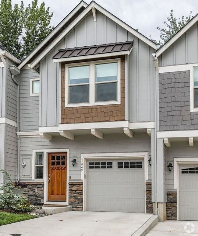 Building Photo - Beautiful Townhome in Camas!