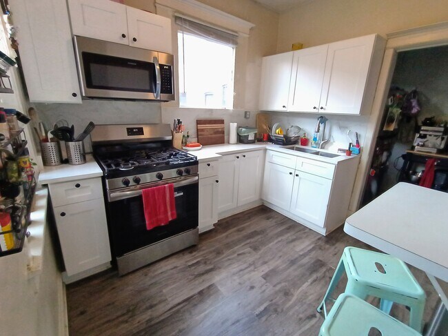 Kitchen - 3516 Broadway N Unit 2