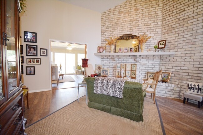 Photo - 323 E Main St