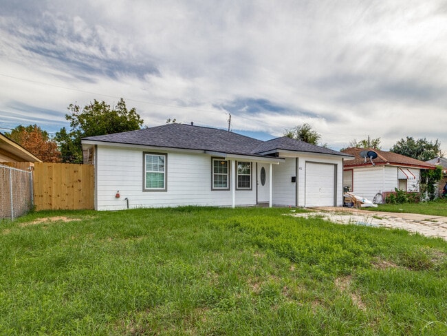 Building Photo - 411 Gober St