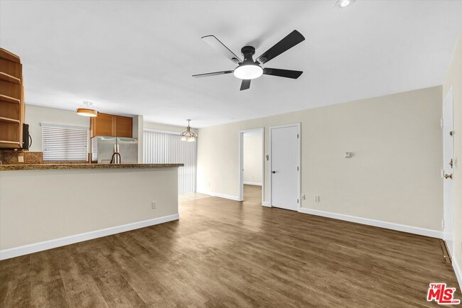 Photo - 18530 Hatteras St Unidad 226