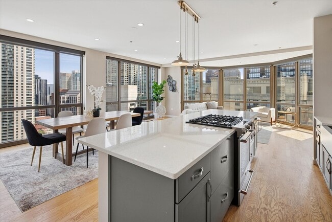 Photo - 635 N Dearborn St
