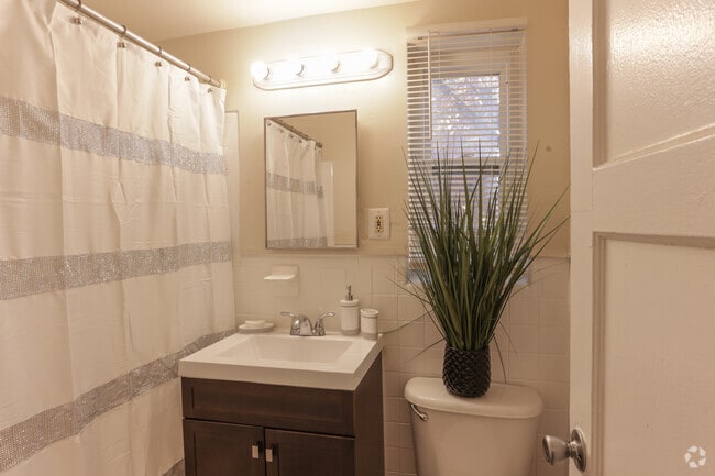 2BR, 1BA - 790 SF