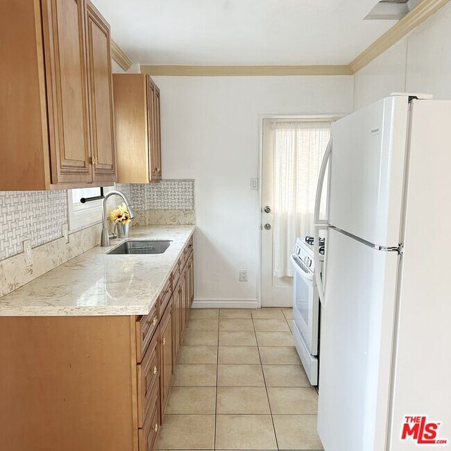 Photo - 1333 1/2 Masselin Ave