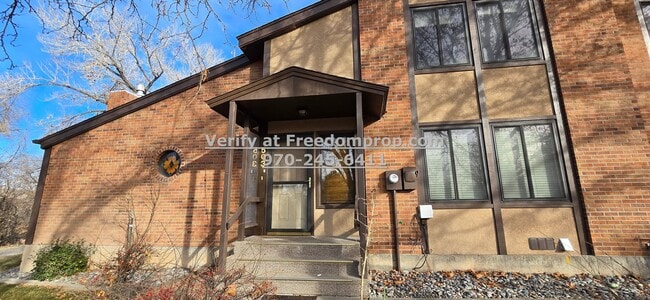 Building Photo - Updated 2 bedroom 2 bath Townhouse in central Grand Junction