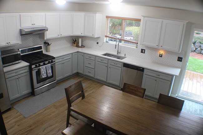 Photo - 450 NW Nesvik Way