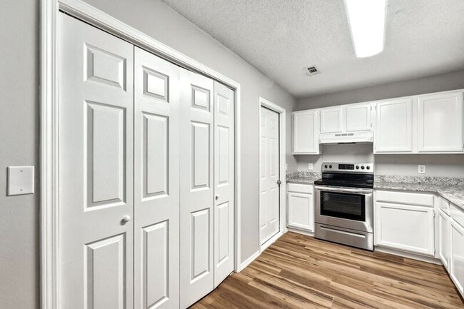 Photo - 302 Parkcrest Dr