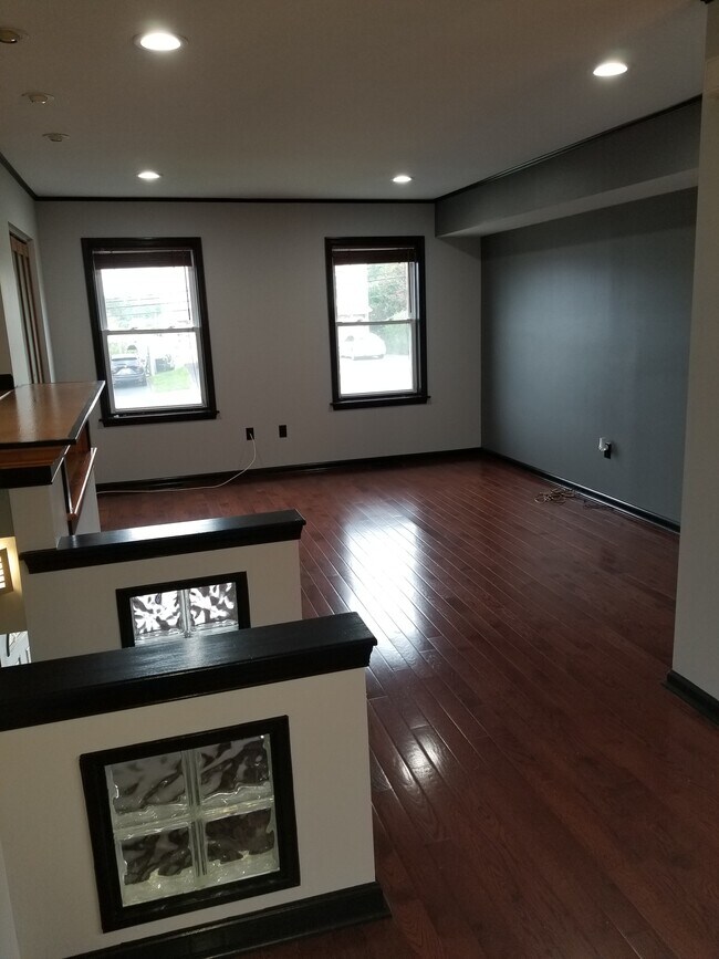 Photo - 445 W 6th Ave